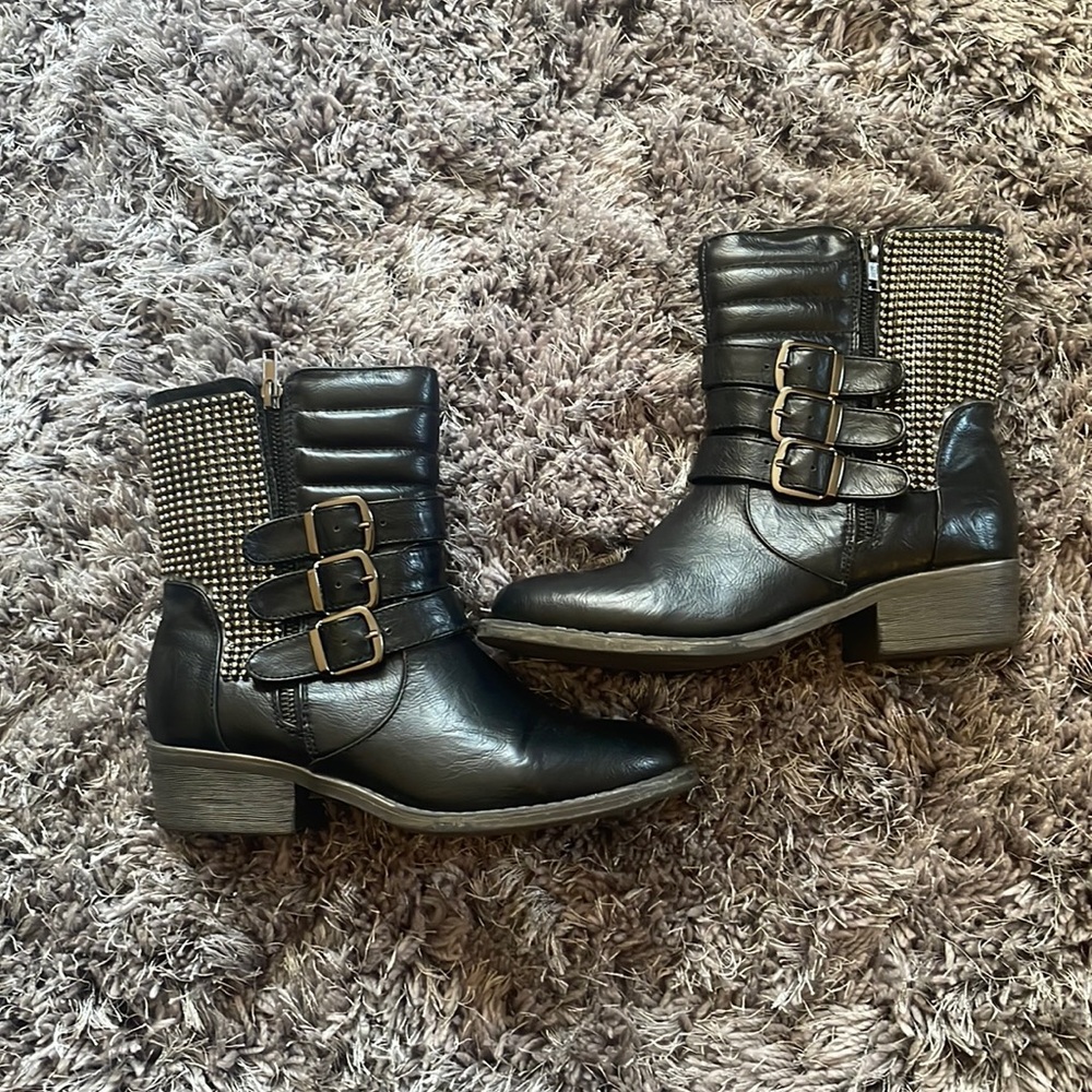 Black Boot w Buckles